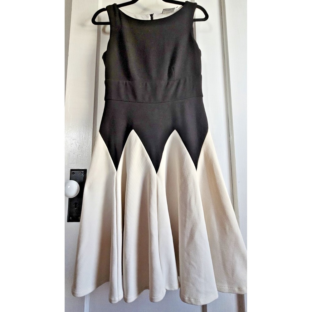 J TAYLOR stretchy sleeveless black white lined flowy A Line dress Sz 4 stretchy